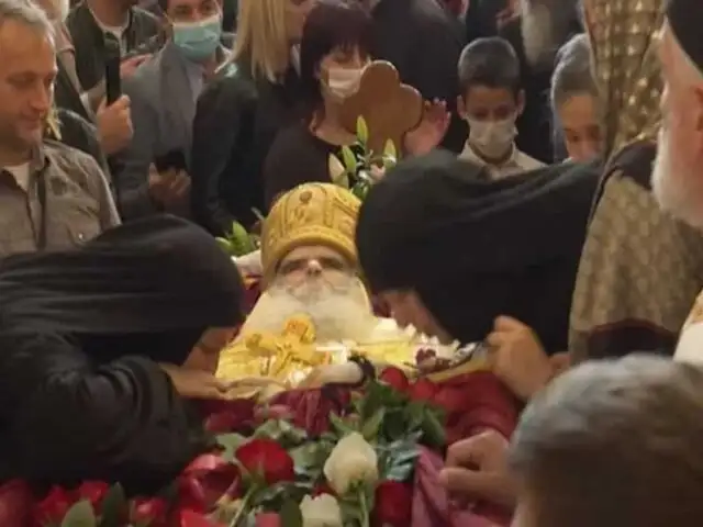 Despiden a arzobispo de Montenegro fallecido por COVID-19 con besos a su cuerpo