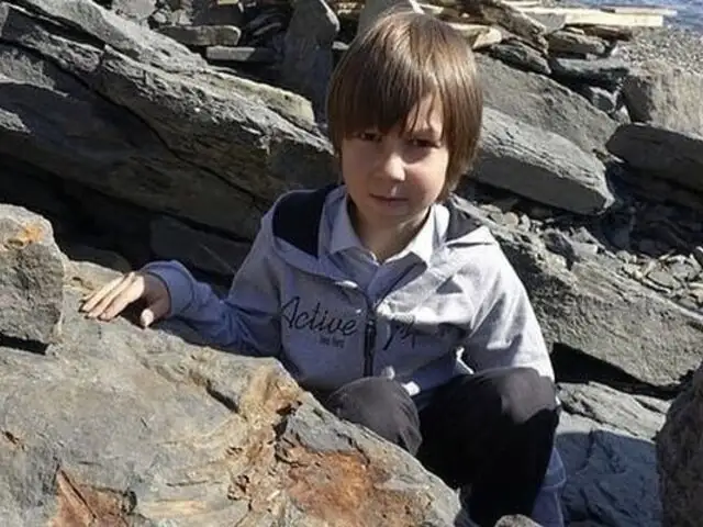 Niño descubrió fósil de dinosaurio mientras jugaba en playa