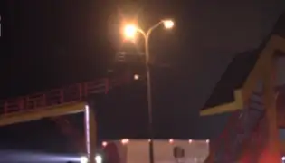 Chófer de tráiler se estrella y derriba mitad de puente peatonal en Ancón