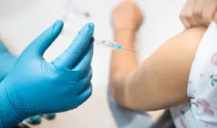 Especialista pide mantener la calma por informe de reacciones alérgicas de vacuna de Pifzer