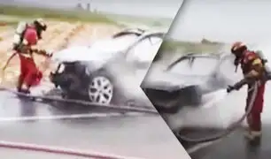 Auto se incendia en la Panamericana Sur