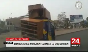 ¡Peligro en las calles! Ciudadanos imprudentes transportan objetos pesados con puertas abiertas