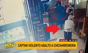 Trabajadora de restaurant trapea el piso durante asalto para despistar a delincuentes