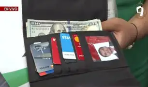 Taxista busca a pasajera que olvidó su billetera