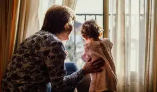 Polémico: abuela exige a su hija que le pague por cuidar a su nieto