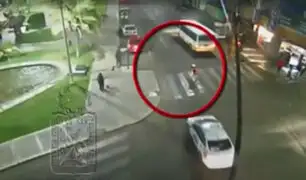 Imágenes muestran el momento que un taxi atropelló violentamente a una joven