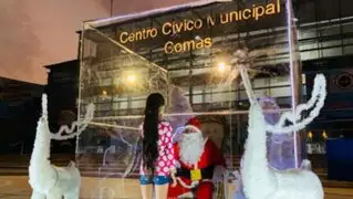 Papá Noel anti Covid alegra a niños desde una urna transparente en Comas