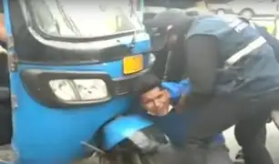 Surco: conductor se aferra a su mototaxi para evitar que fiscalizadores se la lleven
