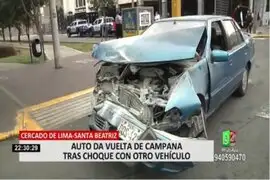 Cercado de Lima: Auto da vuelta de campana tras choque con otro vehículo