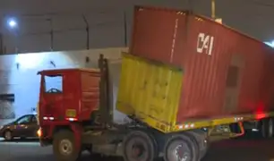 Cercado de Lima: reportan accidente de tránsito en el que un container está a punto de caer