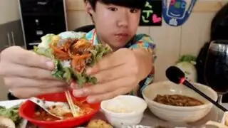 China evalúa poner multas a los youtubers de comida y bebida por "desperdiciar alimentos"