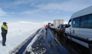Cientos de vehículos varados por intensa nevada en la carretera Arequipa-Puno-Cusco