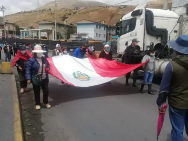 Trabajadores de Doe Run Perú se movilizan pacíficamente por la Carretera Central