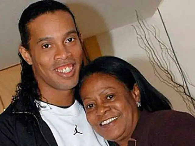 Exfutbolista Ronaldinho Gaúcho pide orar por su madre, hospitalizada por coronavirus
