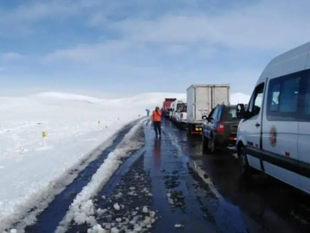 Decenas de camiones, buses y autos particulares varados por fuerte nevada en el Cusco
