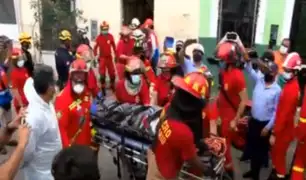 Cercado de Lima: rescatan a hombre de 44 años que quedó atrapado bajo los escombros