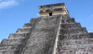 VIDEO: mujer rompe reglas y sube a pirámide de Chichén Itzá para esparcir cenizas de su esposo