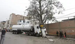 SJL: conductor de cisterna falleció tras impactar contra un árbol