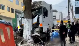 SJL: mecánico muere tras choque de camión cisterna contra árbol