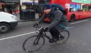 Boris Johnson criticado por salir a manejar bicicleta lejos de su vivienda en cuarentena