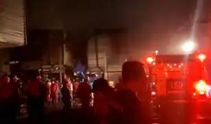 Voraz incendio consumió maderera en Los Olivos