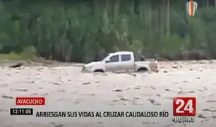 Conductor arriesga su vida al cruzar caudaloso río en su camioneta