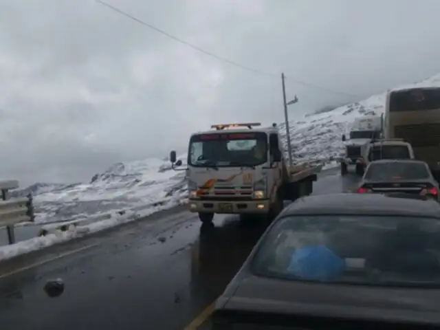 Tras fuerte nevada se restablece paulatinamente tránsito vehicular en zona alta de Ticlio