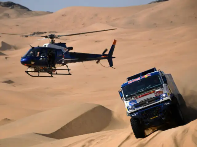 Rally Dakar 2021: el insólito choque entre camión y helicóptero en plena etapa final