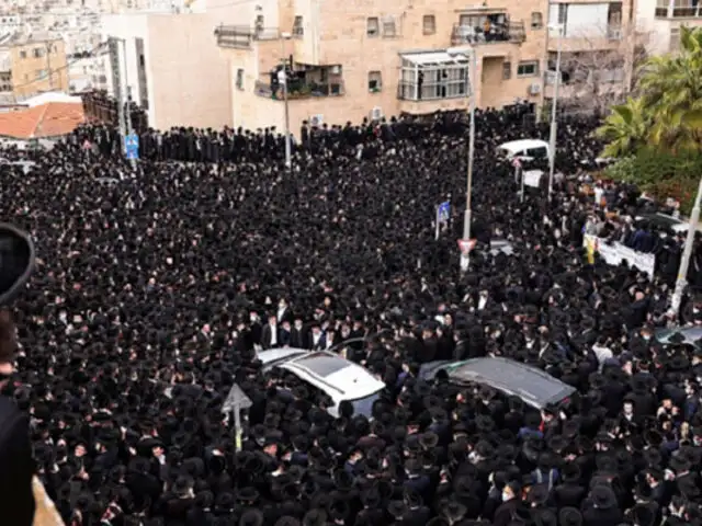 Pese a pandemia de Covid-19 miles de judíos ultraortodoxos asistieron a funeral de un rabino