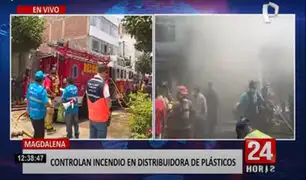 Magdalena: voraz incendio en tienda de plástico afectó edificios cercanos