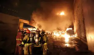 Ate Vitarte: voraz incendio en cochera afectó camión cisterna, vehículos y mototaxis