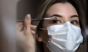 ¡Cuidado!: usar mascarillas con el rostro maquillado podría provocar acné y hasta rosácea