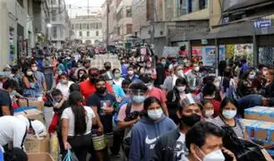 Comerciantes ambulantes se aglomeran en Mesa Redonda, pese a las disposiciones del Gobierno