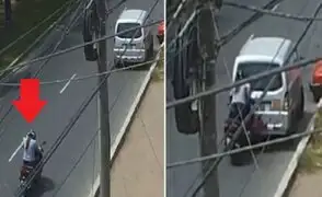 Mujer motociclista se estrella contra miniván por ver su celular