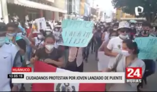 Huánuco: ciudadanos protestan por joven lanzado de puente