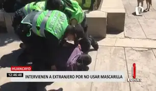 Policía usa la fuerza contra extranjero que se resistía a usar mascarilla