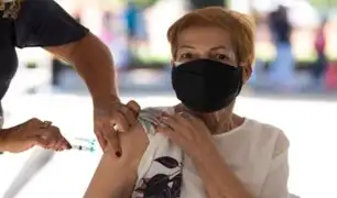 Indignación en Brasil por vacunación con aire a adultos mayores