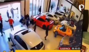 Sudáfrica: pandilleros destrozan autos de lujo en tienda