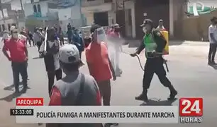 Arequipa: policía desinfecta a decenas de manifestantes con fumigadora