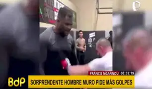“Hombre muro”: boxeador no se inmuta ante golpes en el vientre