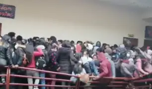 Bolivia: tres universitarios murieron al caer desde cuarto piso tras rotura de baranda