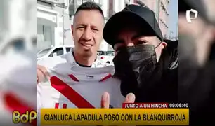 Gianluca Lapadula posó para un selfie con un hincha peruano