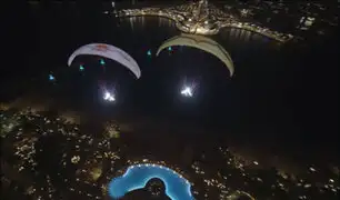 Dubái: hermosa presentación de parapente ilumina el cielo nocturno