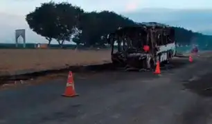 La Libertad: delincuentes asaltan a más de 20 pasajeros y luego incendian el bus