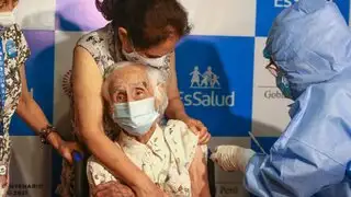 Adulta mayor de 104 años recibió la vacuna contra COVID-19