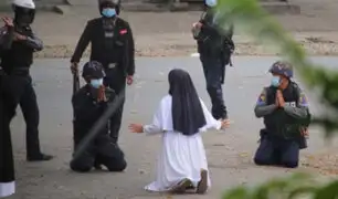 VIDEO: monja se arrodilla pidiendo a policías no disparar con manifestantes en Myanmar