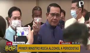 Tailandia: primer ministro rocía alcohol a periodistas en rueda de prensa