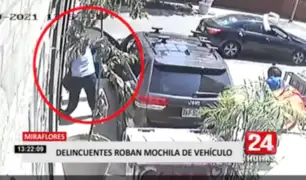 Delincuentes roban mochila de vehículo en Miraflores