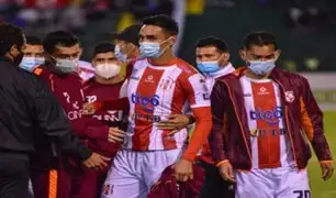 Polémica en Bolivia: jugador fue despedido en plena cancha