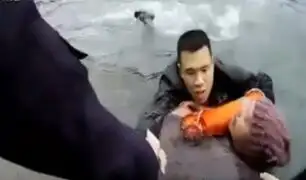 China: oficial se lanza a laguna y salva a hombre de morir ahogado